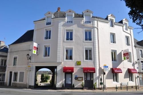 Hotel Logis Le Bretagne Sillé-le-Guillaume Exterior foto